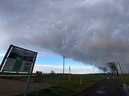 Auf manchen wirken die beutelartigen formationen unheimlich, andere finden sie wunderschön. File Zeithain Mammatus Wolken 11 11 53 665000 Jpeg Wikimedia Commons