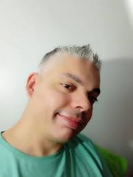 Soy prisionero de tus abrazos.