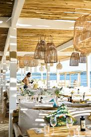 Un Restaurant Terrasse Sur Une Plage De Saint Tropez Beach Restaurant Design Restaurant Decor Restaurant Design