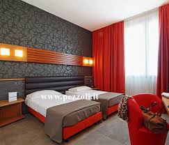 Progetti che sono una vera fonte di ispirazione per tutti quelli che apprezzano il buon design, uno stile originale e soluzioni moderne e accattivanti per la decorazione d'interni. Fondoletto Runner Letto Per Suite Hotel E Alberghi Confezionati O Imbottiti Con Tessuti Ignifughi O Microfibra Pezzoli It