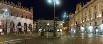 Piacenza è situata nella pianura padana ad un'altitudine di 61 metri s.l.m. Piacenza Panoramica Di Piazza Dei Cavalli Di Notte Picture Of Piazza Cavalli Piacenza Tripadvisor