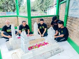 Jelang Ultah, Ziarah ke Makam Pendiri Persebaya