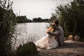 In Den Armen Liegen Und Den Blick Auf Den See Geniessen Hochzeitamsee Hochzeit Am See Hochzeit Draussen Hochzeit