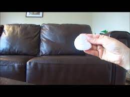 Votre beau canapé en cuir beige est tout sale sur les accoudoirs ? Nettoyer Un Divan En Cuir Et Donner De L Eclat A Un Salon Terne Youtube