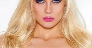 Amber Sienna's Instagram, Twitter & Facebook