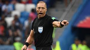 Mal colocado en la jugada, pero correcta aplicación del reglamento en el gol de brasil. Wm 2018 Argentinier Nestor Pitana Pfeift Finale Frankreich Gegen Kroatien Eurosport