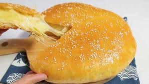 نان سیب‌ زمینی با رویه پنیر صبحانه ای عالی 