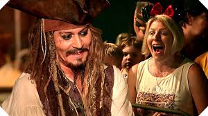 Pirates des caraïbes 5 est en cours d'écriture. Johnny Depp Cree La Surprise A Disneyland Pirates Des Caraibes 5 Youtube