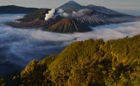 Gunung rinjani memiliki ketinggian 3700 m diatas permukaan laut dan termasuk gunung tertinggi kedua di indonesia. Eksotisme Gunung Bromo Inna Group