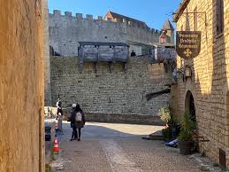 Chateau de beynac holiday lettings. Dordogne Le Chateau De Beynac En Pleine Transformation Pour Le Futur Film De Ridley Scott