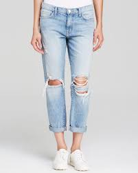 It Girls Can T Stop Wearing These Cool And Comfortable Airport Outfits Tattered Jeans Outfit Casual Comfortable Outfits Jeans Outfit Casual