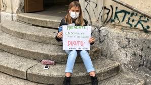 From wikimedia commons, the free media repository. La Scuola In Classe E Un Nostro Diritto La Studentessa Segue Le Lezioni Seduta Davanti Alle Medie Calvino La Repubblica