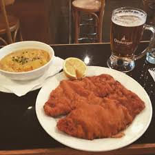 In Diesen Restaurants Bekommst Du Das Beste Schnitzel In Wien Vom Gasthaus Poschl Uber Pichlmaiers Zum Herkner Bis Zum Cafe En Wiener Schnitzel Wien Schnitzel