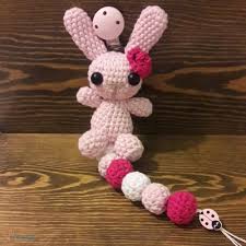 Amigurumi Orgu Uyku Arkadasi Amigurumi Orgu Emzik Zinciri Amigurumi Orgu Besik Susu 49 00 Tl Orgu Projeleri Amigurumi Besik