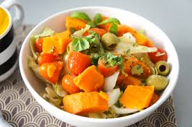 Faire Bouillir De L Eau Dans Une Casserole Pendant Ce Temps Eplucher Les Patates Douces Couper Les Patates Douces Salade De Patate Patate Douce Paleo Recette