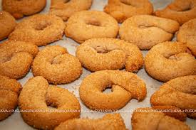 Taralli pugliesi friabili |ricetta perfetta della nonna con olio e vino bianco. Taralli Al Vino Pugliesi Friabili Croccanti E Dolci Al Punto Giusto
