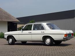 Scoop Multiple Au Volant De La Mercedes Benz 240d 3 0 Voitures Anciennes Dans Auto Motor Klassiek Mercedes Benz W114 W115