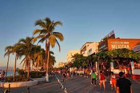 Puerto vallarta es una ciudad y puerto mexicano ubicado en el estado de jalisco, en la región costa sierra occidental de la entidad, a 196 km de guadalajara, la capital del estado.junto con el municipio de bahía de banderas del estado de nayarit, conforma la zona metropolitana de puerto vallarta siendo así la segunda más poblada de ambos estados. Puerto Vallarta 14 Tipps Fur Deinen Besuch An Der Pazifikkuste In Mexiko