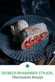 Erdbeer Rhabarber Strudel Rezept In 2020 Erdbeer Rhabarber Essen Und Trinken Rhabarber