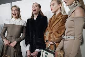 6 tendenze moda autunno/inverno 2019/2020: Tendenze Moda Donna Autunno Inverno 2018 2019 Il Meglio Delle Sfilate Pianetadonna It