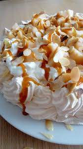 Pavlova Aux Poires Et Sauce Caramel Au Beurre Sale Cuisine De Tous Les Jours Pavlova Recette Pavlova Recette Dessert