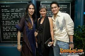 Kesayangan mama reggy, inilah beberapa potret bukti kedekatan oscar dan sang adik mario lawalata yang sibling goals abis! Transformasi Oscar Lawalata Jadi Wanita Makin Cantik Punya Pacar Bule