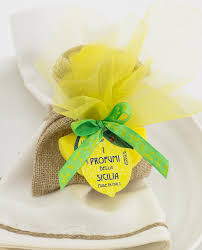 Se vuoi acquistare saponetta profumata a prezzo scontatissimo potrebbe essere il momento giusto. Segnaposto Saponetta A Forma Di Fetta Di Limone 25 Gr Con Sacchetto Juta Mobilia Store Home Favours