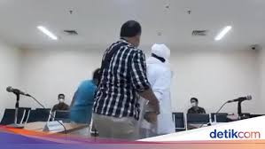 Abn news official adalah channel politik yang mengulas berita, berita terbaru, berita terkini, berita terbaru hari ini yang berkualitas dan informatif mengenai isu politik dan sosial di. Rizieq Berontak Dibawa Ke Sidang Virtual Saya Dipaksa Didorong Dihinakan