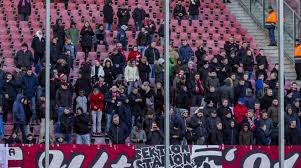 Sinds de oprichting op 1 juli 1965 speelt de club betaald voetbal. Sponsor Geeft Alle 1100 Fc Twente Fans In Alkmaar Gratis Muts En Sjaal Sportnieuws