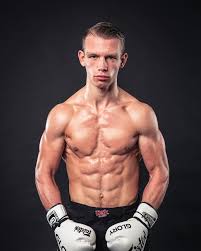 De lângă domnul, își va veghea și iubi fetița, scrie sidonia bogdan pe pagina sa de facebook. We Ready Glory76 Glory Kickboxing Facebook