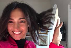 La presentatrice più amata del piccolo schermo svela sui social un nuovo taglio di capelli appena più lungo delle spalle, perfetto per le . Caterina Balivo Da Un Taglio Ai Capelli Mi Sa Che Sono Corti Ma Ricresceranno