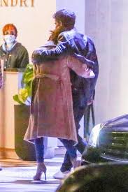 June 12, 2021 02:50 pm. Jennifer Lopez Und Ben Affleck Alias Bennifer Knutschen Im Video 20 Minuten