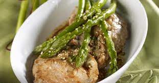 Recette de ris de veau rôti aux pointes d'asperges blanches et vertes, sauce au vinaigre de tomate un pavé de ris de veau rôti au beurre accompagné d'asperges cuites et crues. Recette D Escalope De Veau Aux Asperges Vertes Et Soja