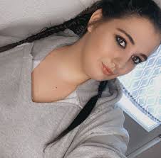 Me: *does my mom's dishes* My grandma: "hey babe, you're a good girl for  doing the dishes you know that? I'm proud of you baby." I love you with my  whole entire