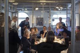 Med hjem havde han en række historier om øerne, men han havde også den unge sebastian marwick, en sort dreng, som fik sin gang i politikens hus. Jp Politikens Hus Lex Dk Trap Danmark