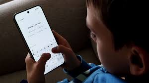 Imagem de um smartphone com o aplicativo ChatGPT da OpenAI em execução, representando a moderação de conteúdo.