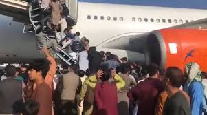 ویدئو: هجوم وحشتناک شهروندان افغانستان به فرودگاه کابل/ تیراندازی نظامیان  آمریکایی به مردم