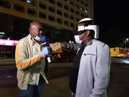 Sonko doit voir un psychatre. Nairobi Governor Wore Head Massager During Fumigation Against Coronavirus