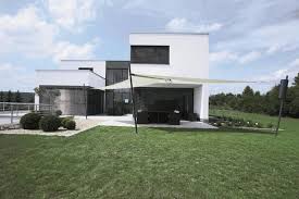 The apartment is 1.2 mi from vielmeer bar & restaurant. Modernes Haus Mit Terrasse Weisses Sonnensegel Modern Hauser Berlin Von Schweitzer Bautechnik Houzz