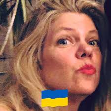 Ciao! From a balcony in Venice with the one and only Diane Von Furstenberg.  ⭐️ I will say walking