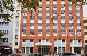 All 123 comfortably furnished rooms at holiday inn berlin city center east prenzlauer berg boasts individually controlled air conditioning, satellite tv, bluetooth tv, wlan, a pillow menu, lounge chair, clothes iron, hairdryer and coffee and tea amenities. Holiday Inn Express Berlin City Centre West Hotel De