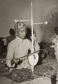 Rebab adalah salah satu alat musik tradisional bagi masyarakat melayu, khususnya di kabupaten bintan kepulauan riau. Rebab Wikipedia