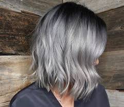 Chi ama osare potrà sperimentare con i capelli grigio platino, . Capelli 7 Fantastiche Idee Per Portare I Capelli Grigi A 50 E 60 Anni You Donna