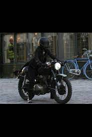 salander 女 バイク 車 イラスト リスベット