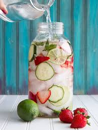 Eaux Detox 15 Idees De Recettes Recettes De Boissons Recettes D Infusions Eau A La Menthe
