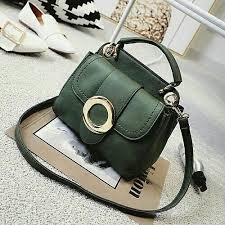 Bentuk tas ini juga unik, yaitu tidak segi empat seperti tas kebanyakan, tapi segi enam. Detail Produk Tas Wanita Tas Selempang Kecil Dark Green