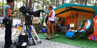 Последние твиты от team franck dubosc (@fankikito). Video Television Franck Dubosc Et Camping Ecrasent Tom Hanks Et Forrest Gump