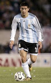 Dakikada bir penaltı atarak villarreal'e maçın üçüncü golünü verdi. Riquelme Y Pekerman Amor A Primera Vista Elmundo Es Mundial 2006