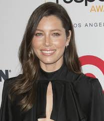 Jessica claire timberlake is an american actress, model, producer, and singer. Jessica Biel Wears Wavy Hair Down In Cleavage Baring Cutout Dress