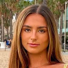 Leah Taylor's Instagram, Twitter & Facebook